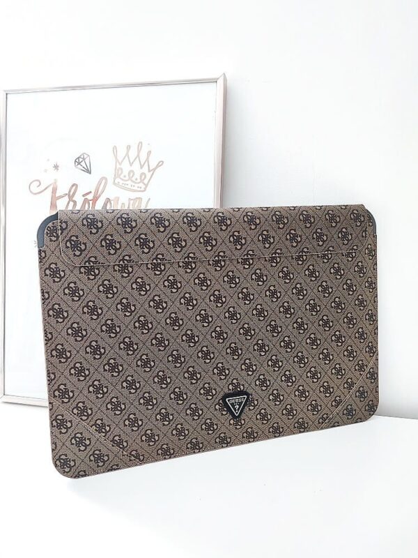 Guess case na laptopa 16" brązowy logowany